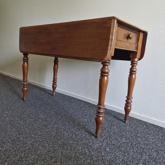Image 1 of Table d'appoint ancienne en bois avec tiroir et plateau rabattable