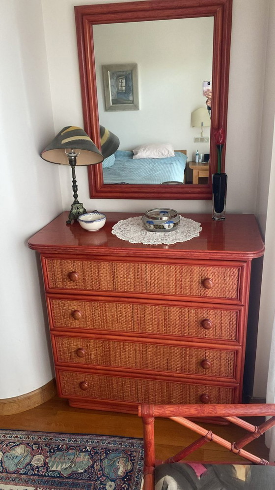 Image 1 of CONJUNTO COMPLETO Roche Bobois "Le Rotin Prestige" 80s – Cómoda + Espejo + Silla + Lámpara