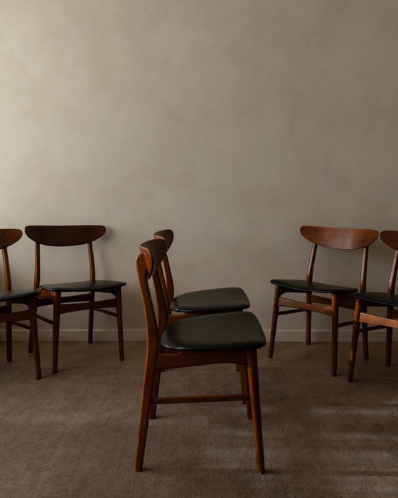 Image 1 of Set di 6 sedie da pranzo danesi di metà secolo · Teak e skai nero
