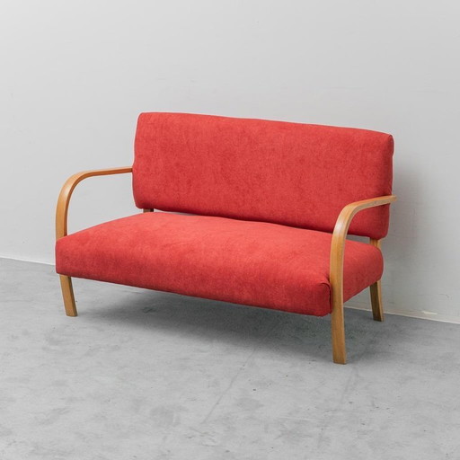 Vintage-Zweisitzer-Sofa – Holz und roter Stoff, moderne Antiquitäten der 60er Jahre