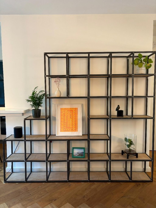 Stahlwandschrank - Industrieller Blickfang