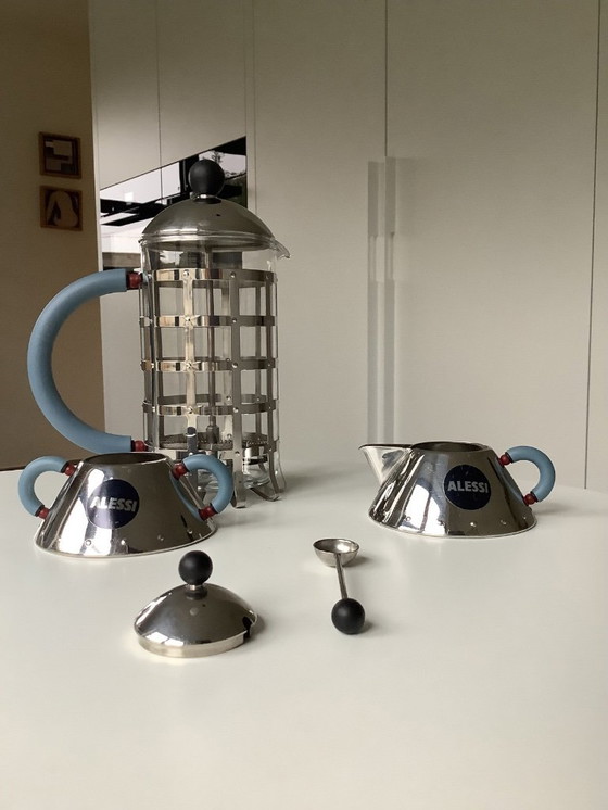 Image 1 of Set Alessi: caffettiera, zuccheriera e lattiera in acciaio inossidabile. Design di Michael Graves.