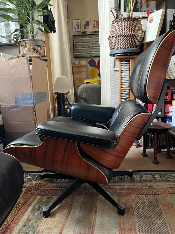 Image 1 of Fauteuil Eames lounge chair en cuir noir origineel Vitra met poef, bois palissandre