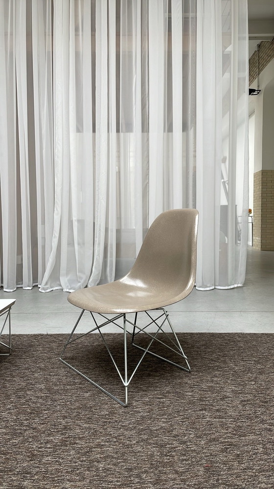 1x Herman Miller Eames LKR lounge chair, Chairs and lounge chairs, Chrome, Fiberglass, Beige (photo 2 of 10)