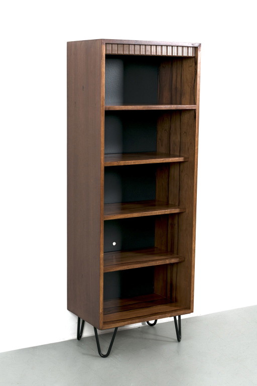 Libreria riciclata su nuove gambe ad anello