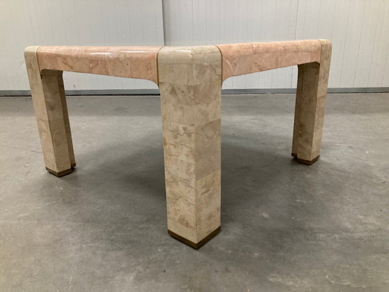 Image 1 of Marmeren salontafel uit de jaren '80, met mozaïekpatroon, gebroken wit en zalmkleur met messing accenten.