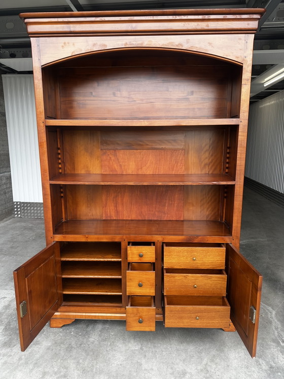 Image 1 of Bibliothèque en merisier massif à éclairage intégré - fabrication XX e siècle 