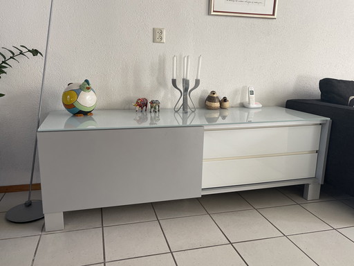 1X Modernes Sideboard mit milchiger Glasplatte