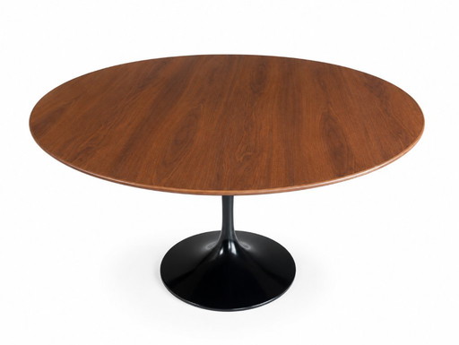 Table de repas de Eero Saarinen, edition limitée 50th anniversary - 2011 plateau en noyer verni matte, pied (photo 2 of 9)