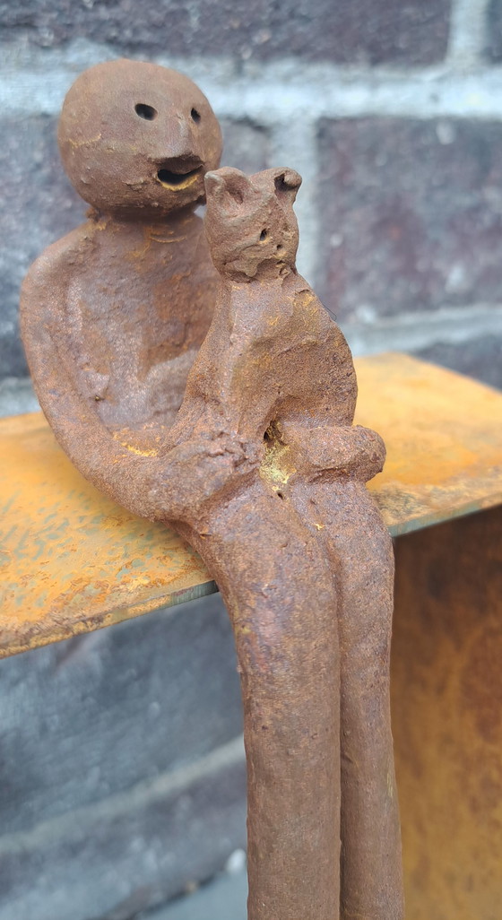 Image 1 of Uomo con gatto su piedistallo , ceramica e acciaio