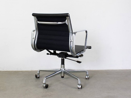 Chaise de bureau Vitra EA 117, Charles & Ray Eames – Chaises pivotantes, Aluminium (photo 4 of 8)