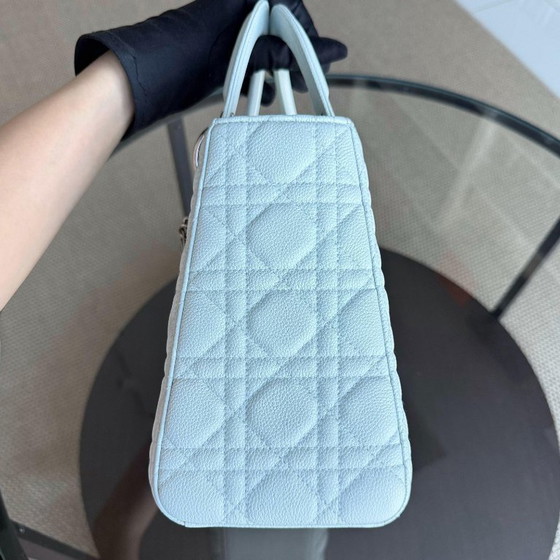Image 1 of DIOR LADY MEDIUM CAVIALE - CANNAGE BIANCO GHIACCIO BLU GHIACCIO ACCESSORI ARGENTO