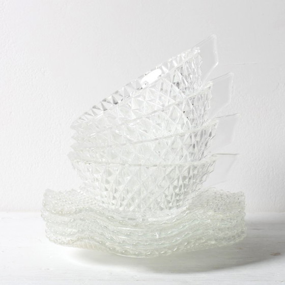 Image 1 of Servizio da tè in vetro trasparente di metà secolo / Decorazione con taglio a diamante / 4 tazze + 4 piattini / Italia / Anni '6