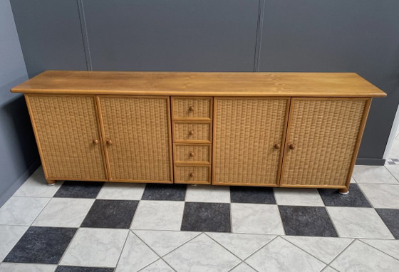 Image 1 of Grande credenza in vimini sintetico chiaro e cinghie di legno