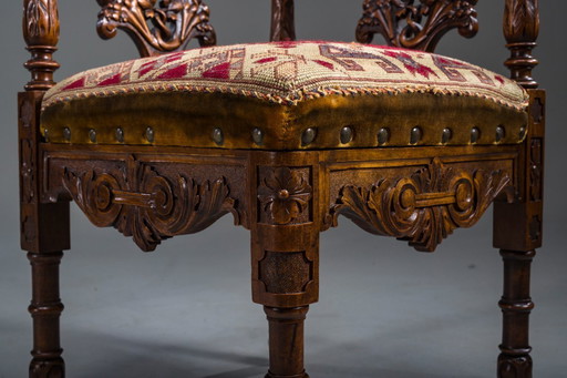 Italienische Eckstühle im Stil der Renaissance des 19. Jahrhunderts aus geschnitztem Nussbaumholz, 2er-Set