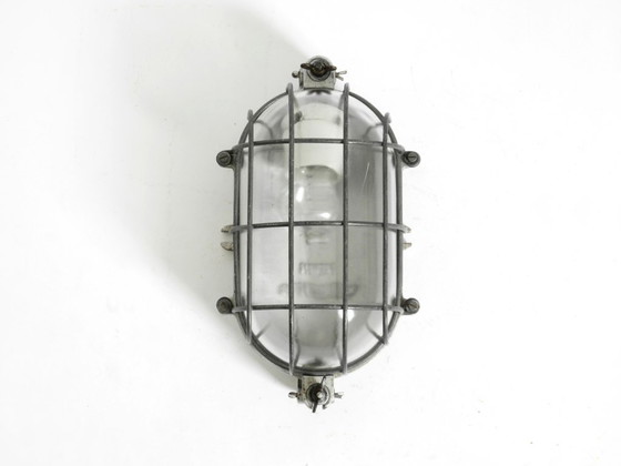 Image 1 of Rare grande lampe d'usine vintage des années 1950, en aluminium moulé et en verre.