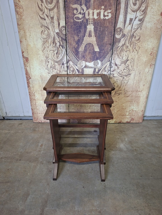 Image 1 of Set Mimi composto da tre pezzi in teak con bordi intarsiati e piani in vetro, dimensioni 48x38 cm e altezza 55 cm.