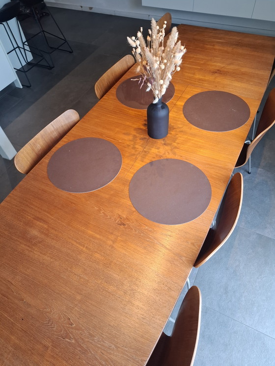 Image 1 of Vintage Scandinavian design table with 8 chairs – Fritz Hansen (1960s)