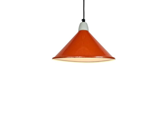 Image 1 of Suspension en métal au design industriel | orange | douille en porcelaine | années 80