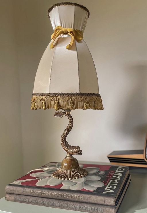Vintage Hollywood Regency Delfin Tischlampe mit Korsettschirm – 1950er/60er Jahre