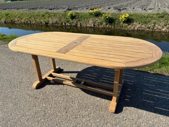 Image 1 of Mesa de jardín ovalada de teca Gloster de 209 cm x 98 cm, como NUEVA.
