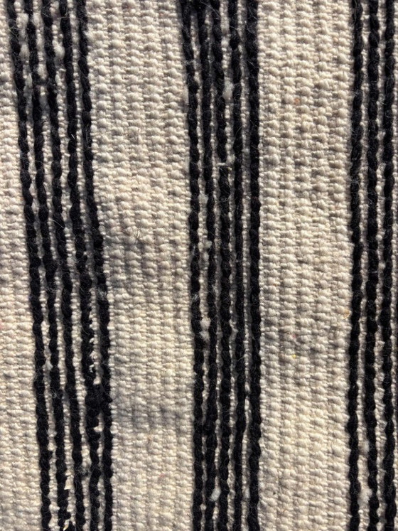 Image 1 of Tapis berbère marocain en laine noire et blanche 115 x 165 cm