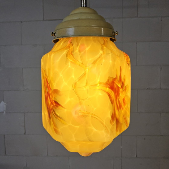 Image 1 of Suspension Art Déco ancienne en verre opalin marbré ambré