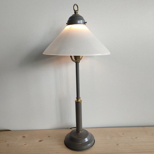 Lampe de table vintage en métal et laiton avec abat-jour opalin