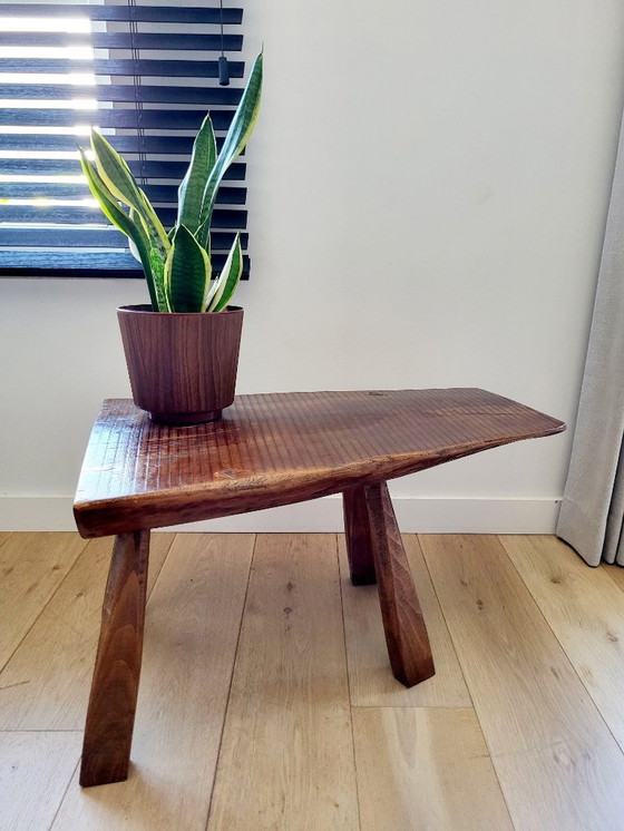 Image 1 of Boomstam massief houten zitbankje of bijzettafel, landelijke stijl, brutalist , jaren 60