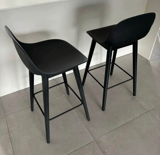 Image 1 of 2x Muuto - sgabello da bar in fibra con base in legno - nero - MENTA
