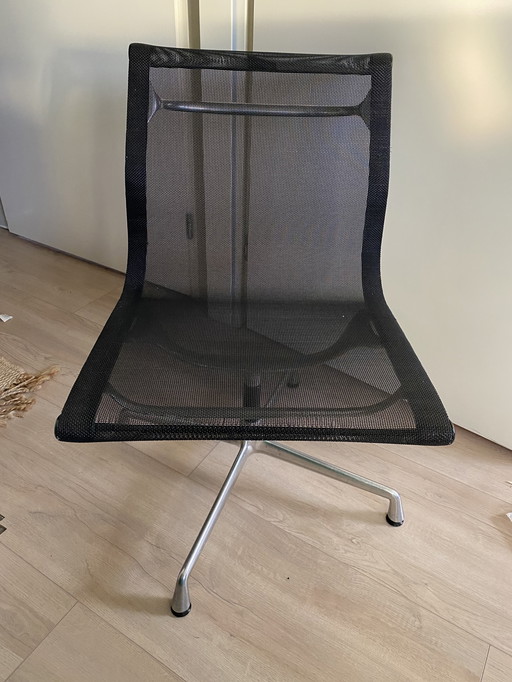 Sedia da ufficio Vitra Eames Aluminium EA 101 in rete nera