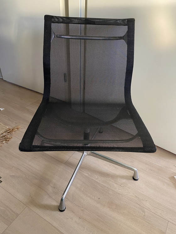 Image 1 of Sedia da ufficio Vitra Eames Aluminium EA 101 in rete nera