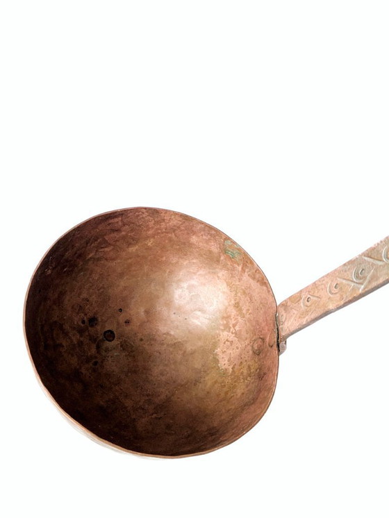 Image 1 of Grande mestolo vintage in rame con manico inciso a mano, decorazione da cucina in stile primitivo europeo.