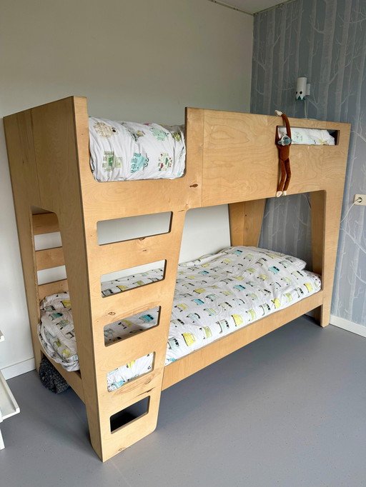 Letto a castello con design totemico