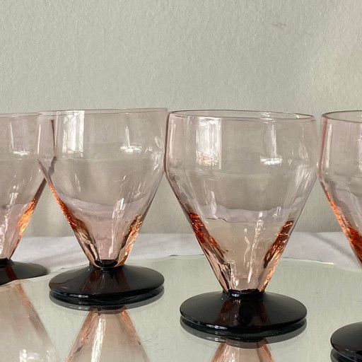 6 kleine Art-Deco-Wein- oder Wassergläser mit Stiel in Rosa und Schwarz, 7 cl – glazen karaffen, Glass (photo 2 of 9)