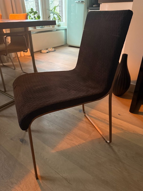 Image 1 of 6x chaises de salle à manger Dutchbone dont 2 en velours noir sans dossier et 4 en jaune ocre avec dossier