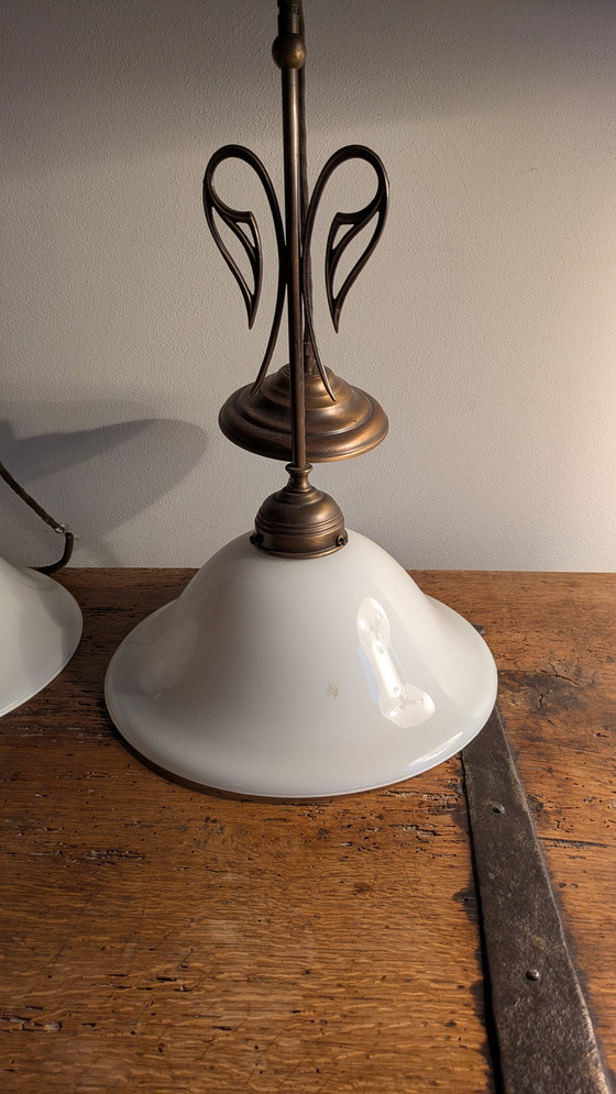 Image 1 of Deux lampes suspendues vintage de style Art déco, abat-jour opalin