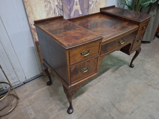 Image 1 of Antiek kaptafel, damesbureau,  schrijftafel wortelfineer lichte gebruikssporen afm.116x55cm en 79cm hoog.
