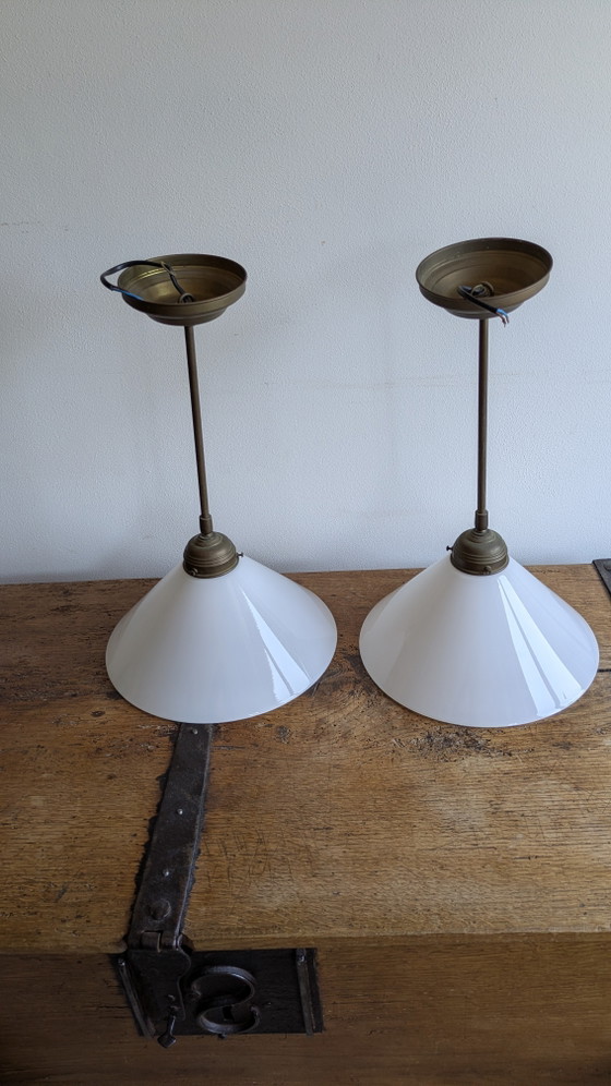 Image 1 of Deux suspensions identiques, abat-jour en verre opalin blanc, années 1920/1930