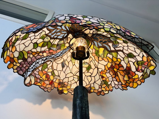 Image 1 of Lámpara de mesa Tiffany extragrande con base de tronco de árbol y pantalla floral.