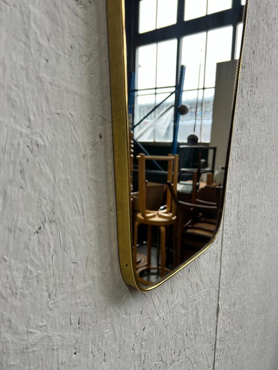 Image 1 of Miroir vintage, sommet incliné, cadre doré, années 1960