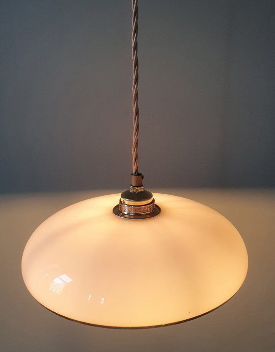 Image 1 of Lampada a sospensione vintage in vetro opalino rosa pastello con finiture dorate.