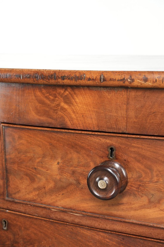 Image 1 of Grote antieke 19e eeuwse Engelse bow front ladekast/ commode met sierlijke details