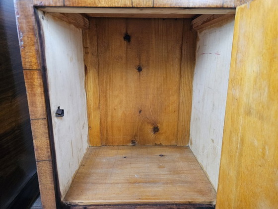 Image 1 of Mesitas de noche Art Déco de nogal con puerta y cajón