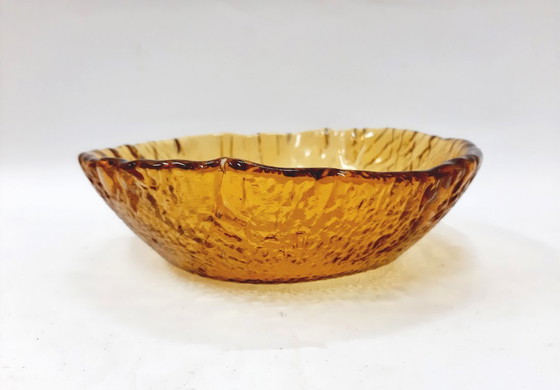 Image 1 of Bol en verre ambré du milieu du siècle avec un motif texturé ressemblant à de l'écorce