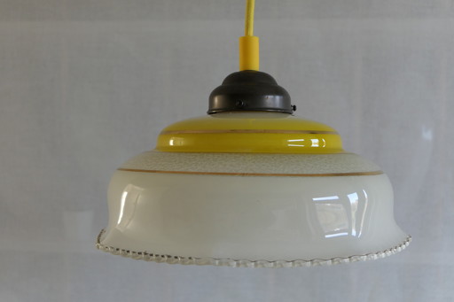 Schitterend Geel Gedecoreerd Glazen Hanglampje Met Authentieke Bakelieten Fitting