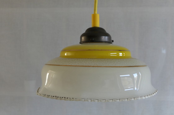 Image 1 of Schitterend Geel Gedecoreerd Glazen Hanglampje Met Authentieke Bakelieten Fitting