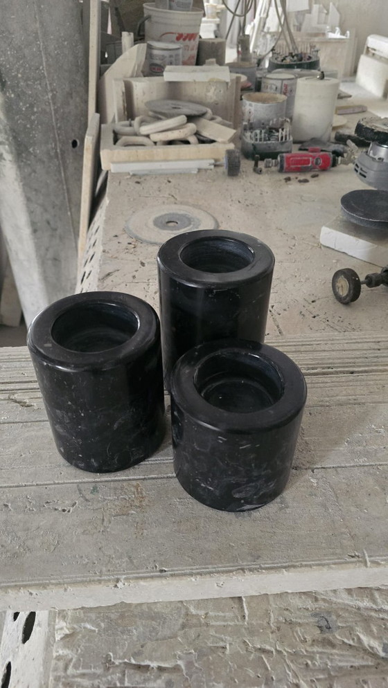 Image 1 of Ensemble de trois bougeoirs en marbre noir marquinia