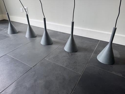 Large lampe à 5 suspensions LED. Modèle Aplomb de Foscarini.