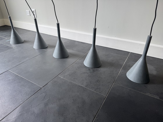Image 1 of Brede lamp met 5 hanglampen, LED. Look van Foscarini aplomb.